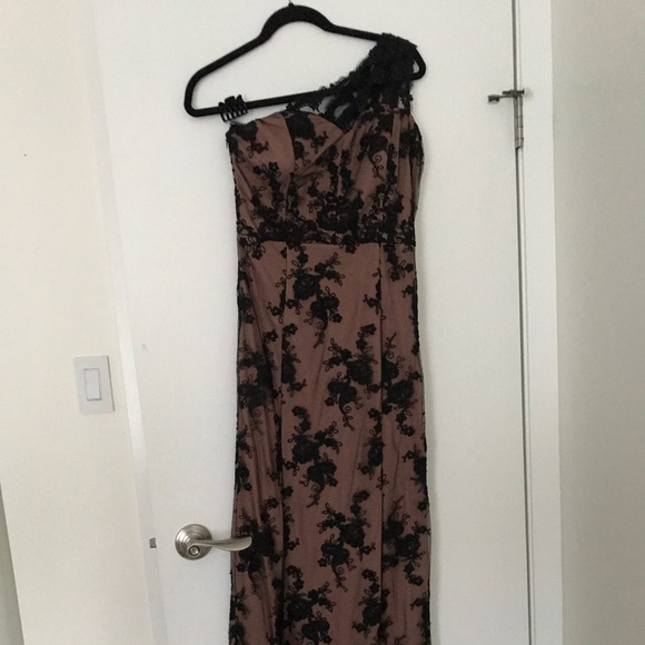 Nude and black lace gown - Picture 5 of 6